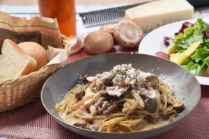 ポルチーニ茸と六甲シャンピニオンのクリームソースパスタ(サラダ、パン・ドリンク付き)